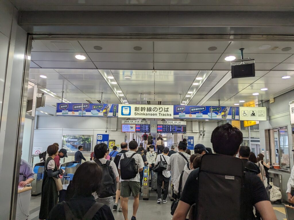米原駅_特急しらさぎから東海道新幹線へ乗り換え_新幹線のりかえ口