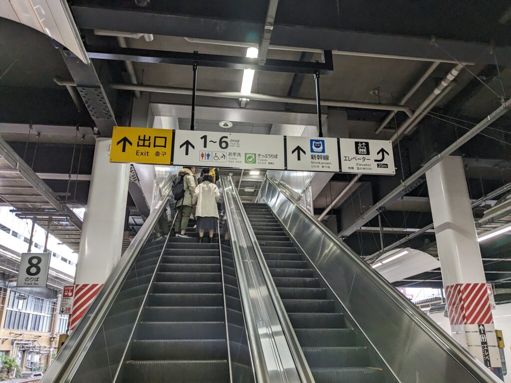 小倉駅_特急ソニック_新幹線のりかえ_改札階へのエスカレーター