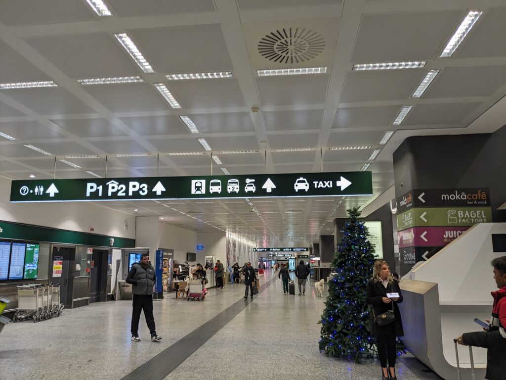 ミラノ・マルペンサ国際空港_到着口からマルペンサエクスプレスのりばへ_経路1